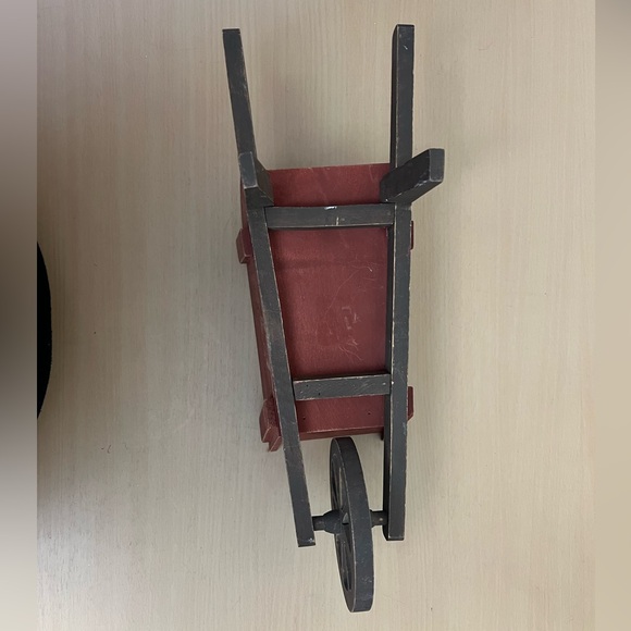 Distressed/rustic wheelbarrow. - Picture 4 of 12